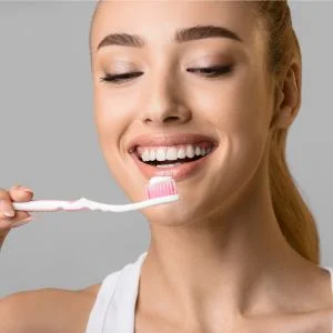 Preventive dentistry uses daily burshing, flossing and regular dental cleaning with the dentist to ensure a beautiful smile and healthy teeth